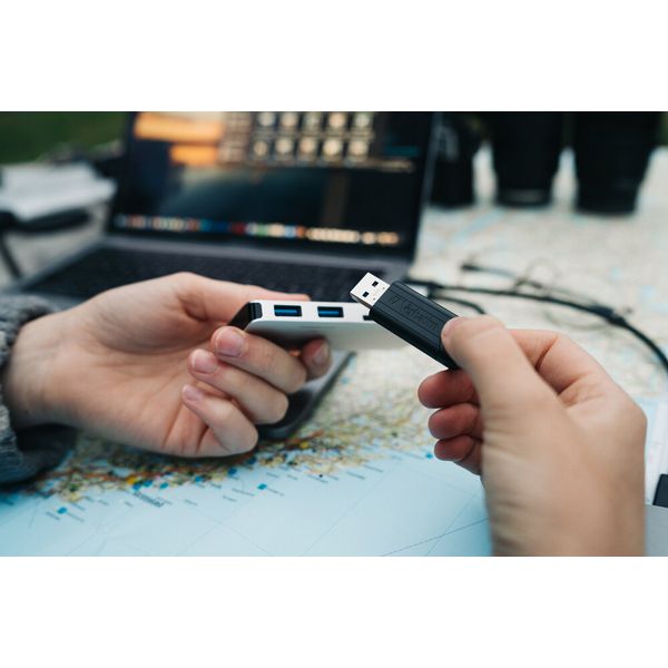 Verbatim Black Pinstripe 64GB USB 3.0 Flash Drive 49318